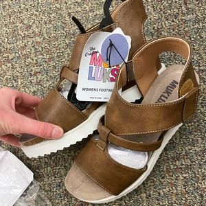 Brand new mukluks! Never worn. Still have tag.